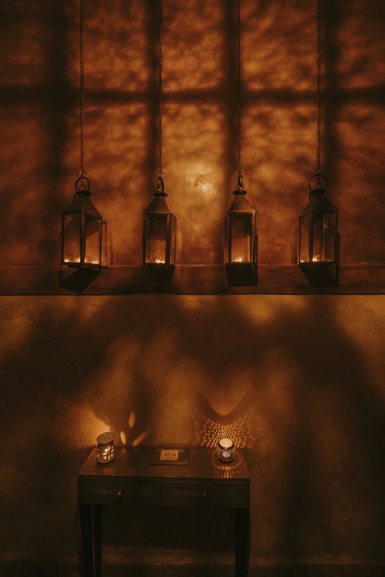 Le salon du Riad Samsara éclairé à la bougie le soir