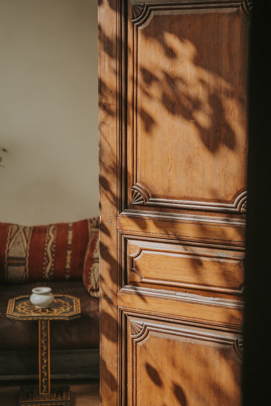 Coursive du riad baignée de lumière, jasmin en fleur et lanterne de laiton