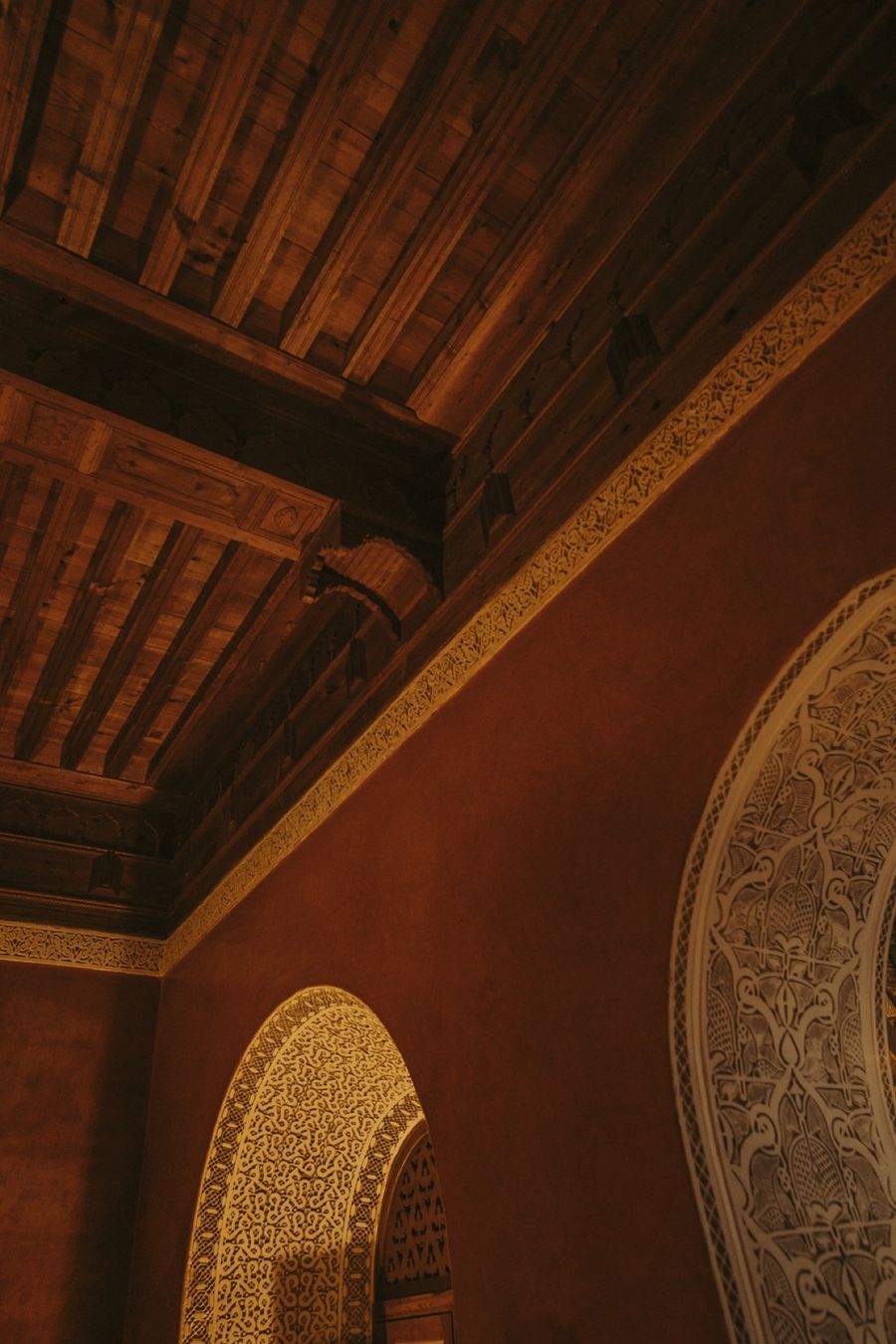 Coursive du riad baignée de lumière, jasmin et lanterne
