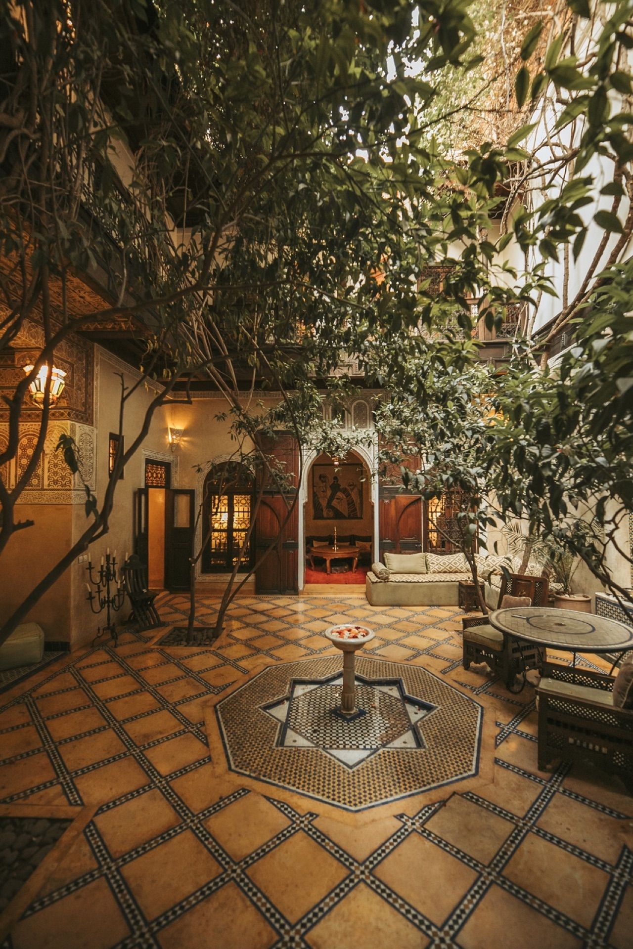 Le patio arboré du Riad Samsara éclairé à la bougie dans la médina de Marrakech