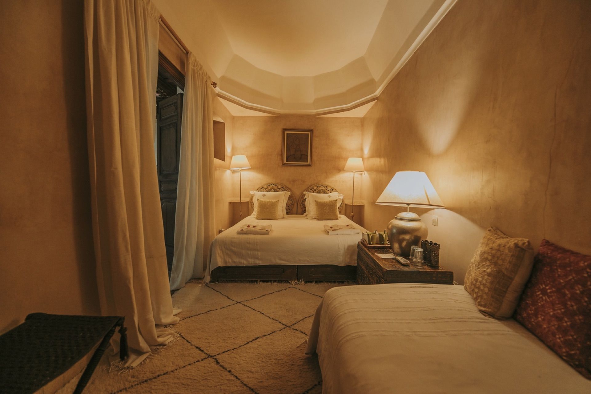 Chambre Olivia — la plus intime du riad, têtes de lit peintes à la main, balcon en fer forgé sur le patio