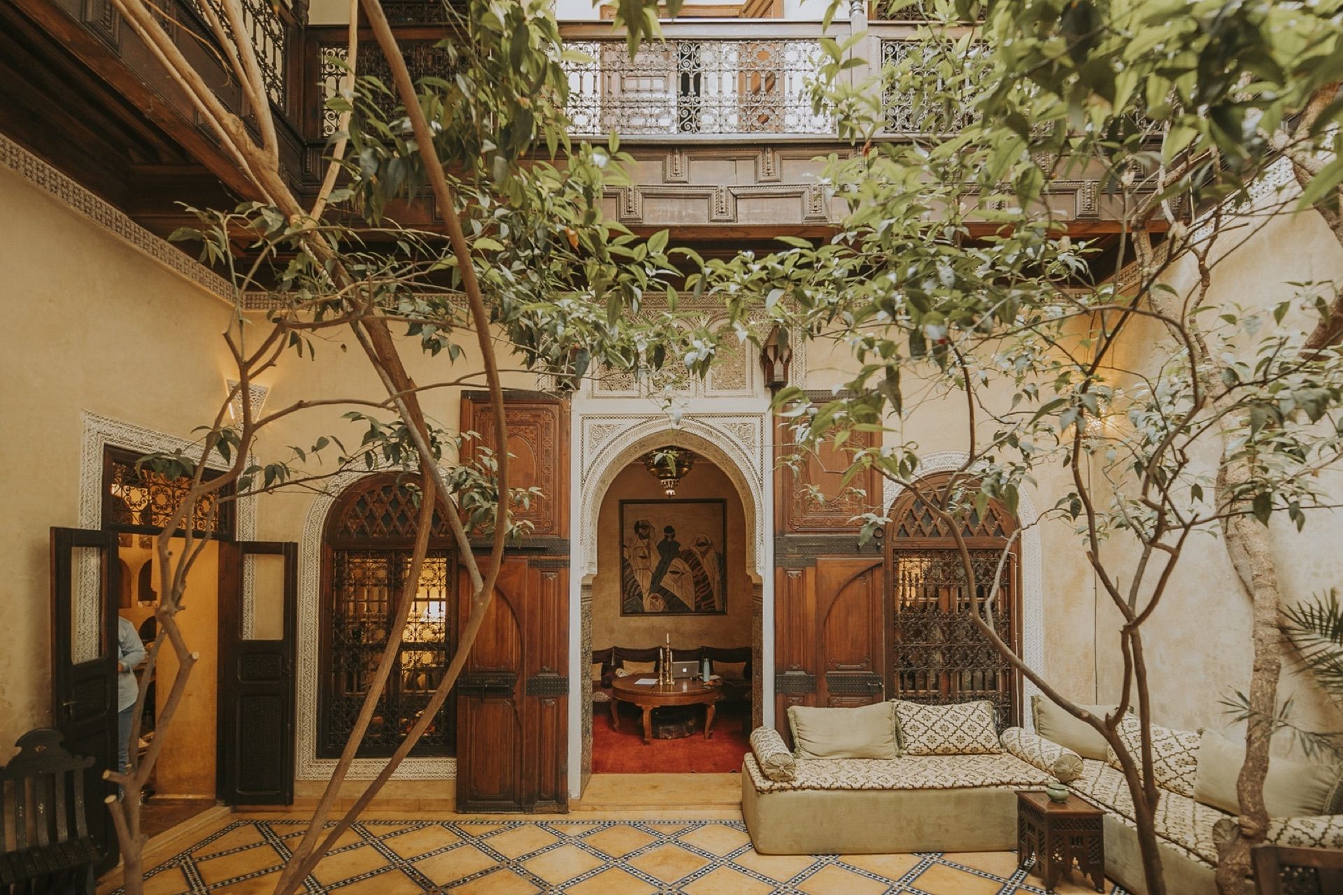 Le patio du Riad Samsara de jour, avec ses orangers et sa fontaine en zellige