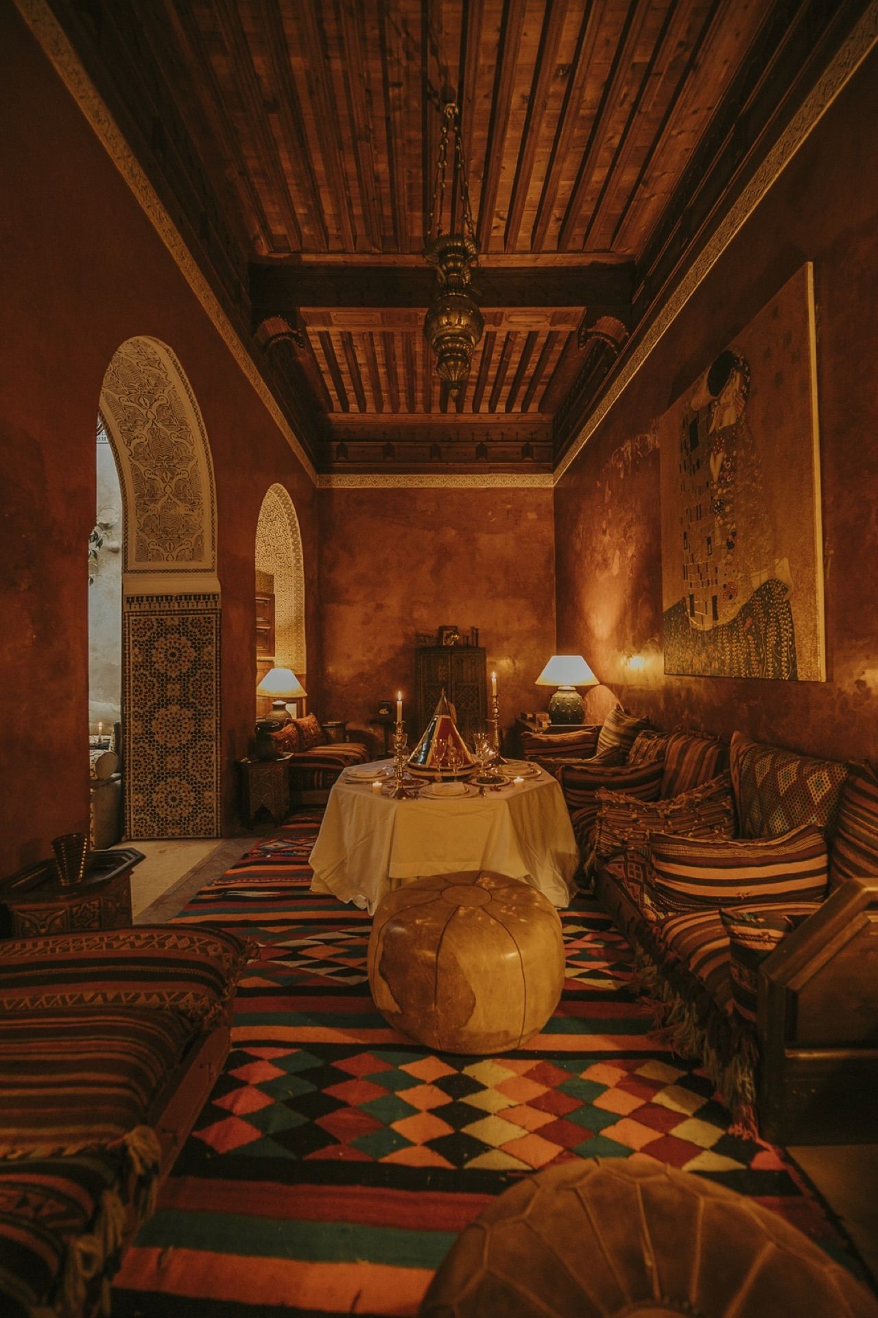 Le salon du Riad Samsara dressé pour le dîner à la lueur des bougies