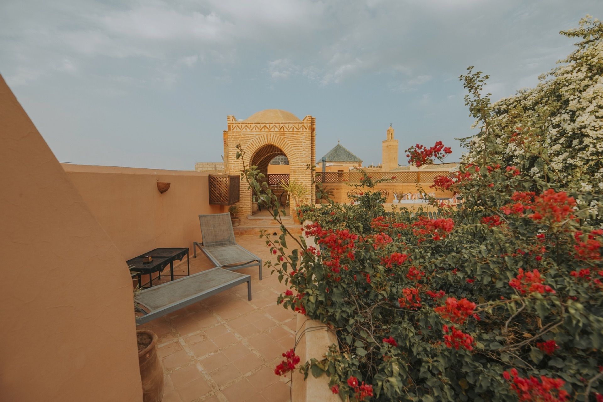Vue depuis la terrasse du Riad Samsara sur les toits et minarets de Marrakech