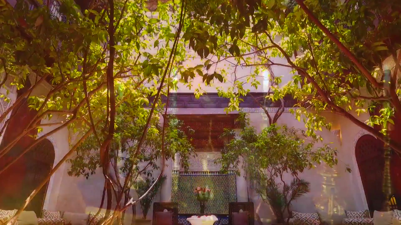 Vue aérienne du patio arboré du Riad Samsara dans la médina de Marrakech